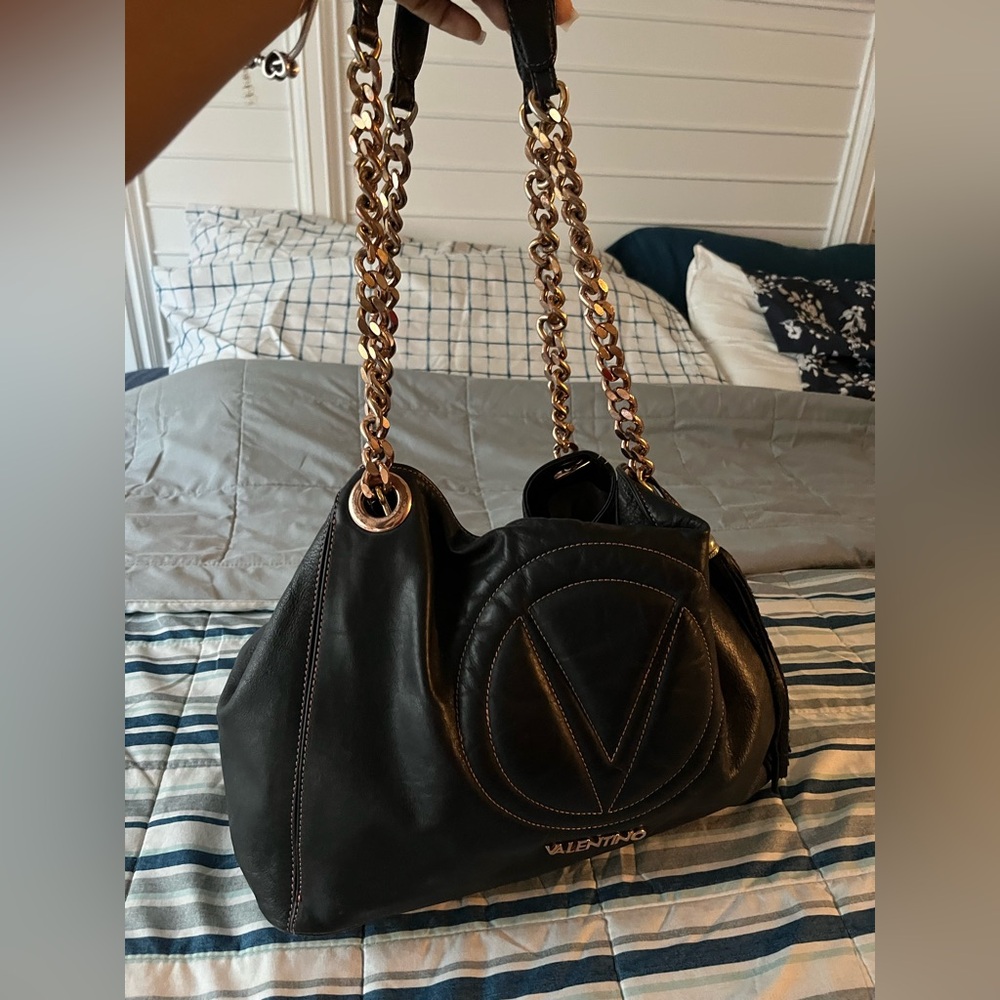 Valentino by Mario Valentino
Verra signature shoulder bag
NEED URGENTLY GONE